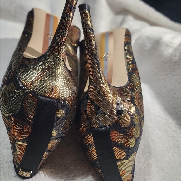 Elegant Gold and Black Women's Heels - Picture 3 of 8